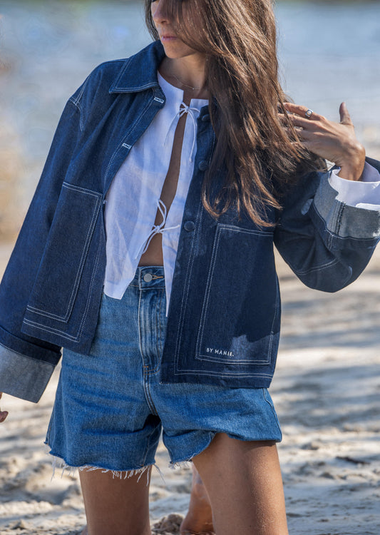 notre veste en jean foncé By Manie pour femmes. Denim brut, pièce intemporelle.