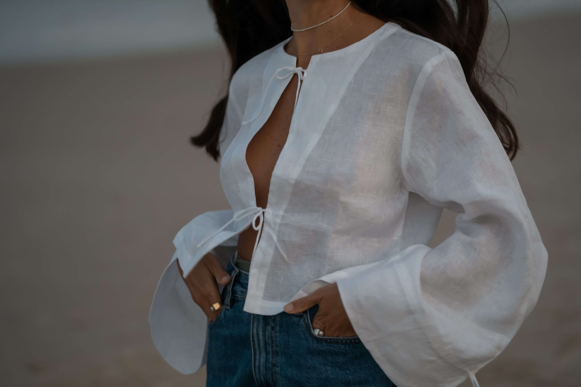 Chemise Oversize en Lin Blanc à col Mandarin | Martin Valen Chemise Oversize en Lin Blanc à col Mandarin | Martin Valen