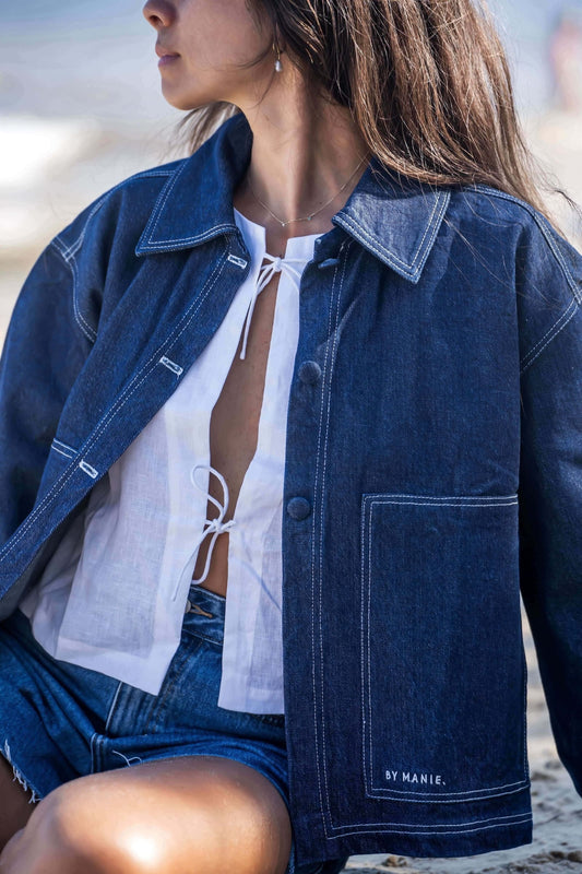 Notre veste en jean foncé By Manie pour femmes. Denim brut, pièce intemporelle.