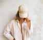 notre casquette l'instant présent couleur crème associée a notre chemise blanche Bondi