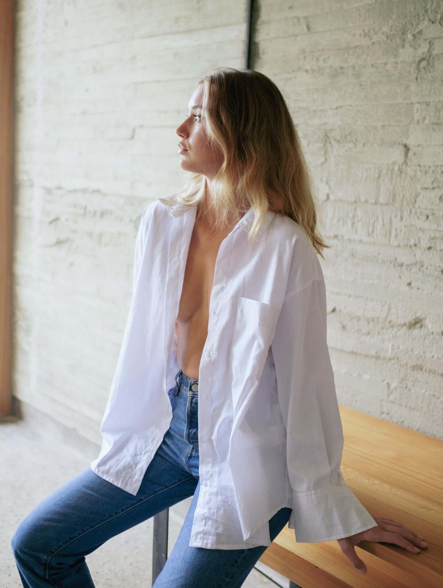 chemise blanche en coton ouverte sur un jean, coupe oversize