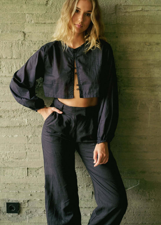 Pantalon noir en lin Pipa, associé avec notre crop top Biarritz pour un look décontracté et feminin